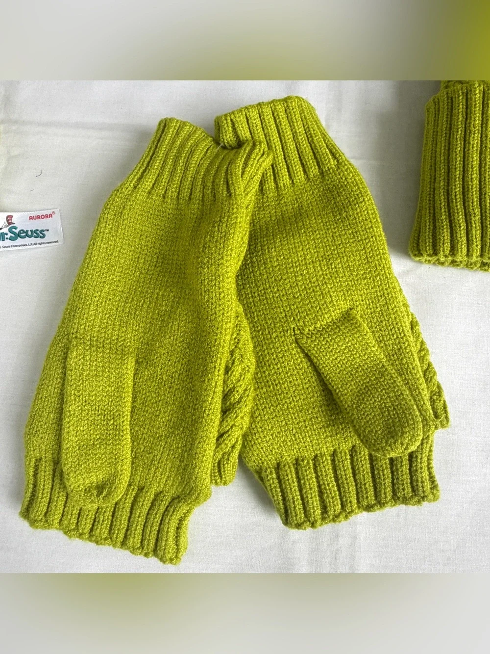 Dr Seuss The Grinch Youth Christmas Green Beanie Pom Hat Gloves Keyring 1 Size